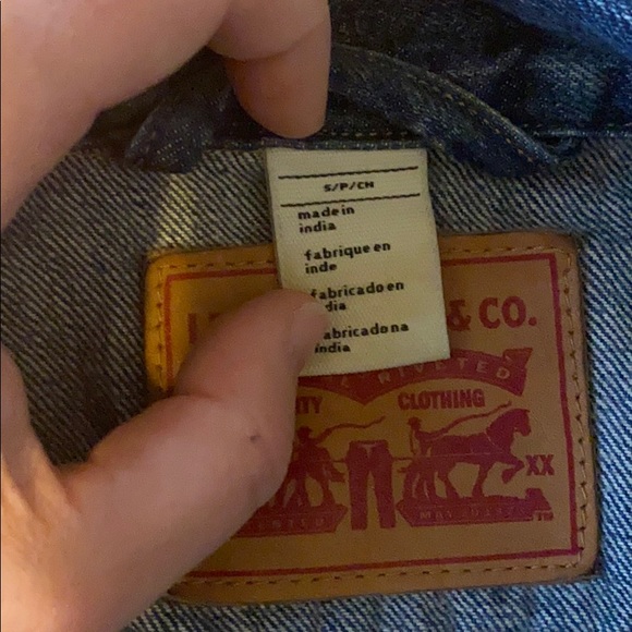 Levi’s Crop Jean Jacket - Size Small - Picture 2 of 3